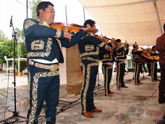 Festival del Mariachi 2006 / Mariachi Festival 2006  05- 08
Los grupos se sucediÃ¡n y la gente seguÃ­a llegando cuando dejÃ³ de llover.

The groups continued  and people was arriving when it let rain. 
Keywords: Mariachi festival coyoacan