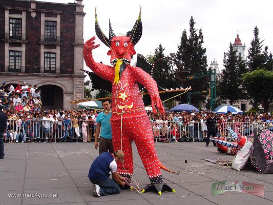 SÃ¡bado de Gloria o Quema de Judas  / Burn the Judas Toluca 2007  (01-07)
El 7 de Abril se llevÃ³ a cabo en la Plaza de los MÃ¡rtires en Toluca la tradicional Quema de Judas.

At April 7th was carried out the traditional Burns of Judas  in the  Martyrs Square in Toluca in the Mexico State .
Keywords: sabado de gloria quema de judas burn  toluca  nishizawa estado mexico