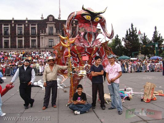 SÃ¡bado de Gloria o Quema de Judas  / Burn the Judas Toluca 2007  (02-07)
Este aÃ±o se reunieron 30 piezas de tamaÃ±os monumental de hasta 4 metros elaborados por artesanos  de diversas partes del Estado de MÃ©xico.

This year 30 met pieces of monumental size about  4 meters made by craftsmen from  diverse parts of the State of Mexico .
Keywords: sabado de gloria quema de judas burn  toluca  nishizawa estado mexico