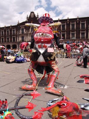 SÃ¡bado de Gloria o Quema de Judas  / Burn the Judas Toluca 2007  (03-07)
La tradiciÃ³n dice que los Judas fueron un instrumento para evangelizar a los indÃ­genas y que despuÃ©s representaban a personajes de la polÃ­tica, paÃ­ses y ...

The tradition says that the Judas was an instrument to gospel to the natives and  later they represented personages of the policy, countries andâ€¦
Keywords: sabado de gloria quema de judas burn  toluca  nishizawa estado mexico