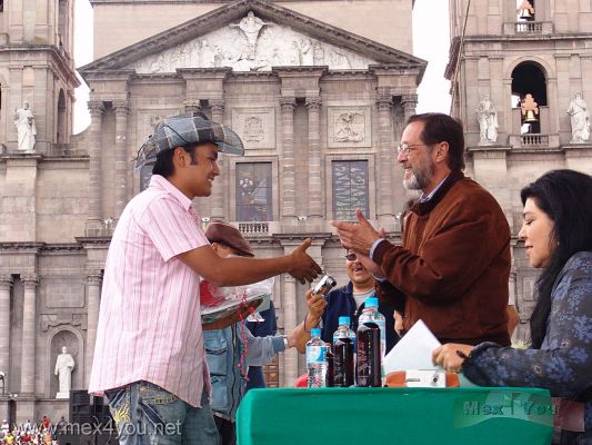 SÃ¡bado de Gloria o Quema de Judas  / Burn the Judas Toluca 2007  (06-07)
El segundo premio se lo llevÃ³ el artesano FermÃ­n YaÃ±ez Arellano de Metepec MÃ©xico con su Judas " La Penitencia de Judas ". Los Ganadores reciben un reconocimiento de las manos de autoridades del Estado de MÃ©xico, el Pintor Nishizawa, asÃ­ como una ayuda econÃ³mica para continuar su labor.

FermÃ­n YaÃ±ez Arellano won the second prize from Metepec Mexico with the Judas " La Penitencia de Judas ".The Winners receive a recognition of the hands of authorities of  Mexico State, the painter Nishizawa, as well as an economic aid to continue their work.

Keywords: sabado de gloria quema de judas burn  toluca  nishizawa estado mexico