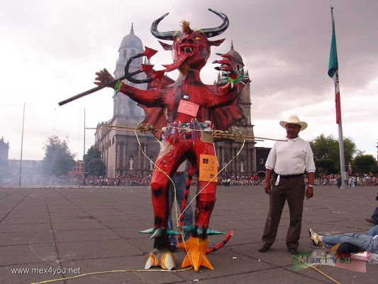 SÃ¡bado de Gloria o Quema de Judas  / Burn the Judas Toluca 2007  (07-07)
Pese a que el dÃ­a estuvo nublado y amenazaba la lluvia no fuÃ© suficiente para terminar con la fiesta.

Although the day was cloudy and rainy it was no enough  to conclude with this beautiful celebration.
Keywords: sabado de gloria quema de judas burn  toluca  nishizawa estado mexico