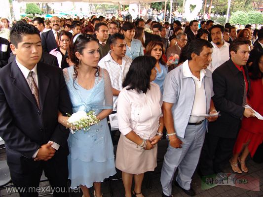 Bodas Colectivas en CoyoacÃ¡n 2006 / Colective Weddings in Coyoacan 2006
El JardÃ­n Hidalgo se llenÃ³ de globos, flores y de un buffet para los asistentes a estas bodas. 

The Hidalgo Garden was decorated with balloons, flowers and a weeding banquet for the assistants to this event. 
Keywords: Bodas Colectivas Colective Marriages Coyoacan Wedding