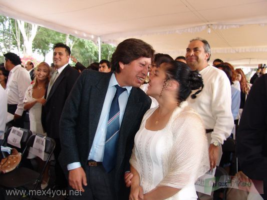 Bodas Colectivas en CoyoacÃ¡n 2006 / Colective Weddings in Coyoacan 2006
Puede besar  a la Novia Â¡Â¡Â¡

You can kiss the FiancÃ¨e Â¡Â¡Â¡
Keywords: Bodas Colectivas Colective Marriages Coyoacan Wedding