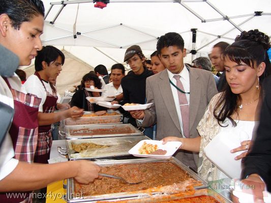 Bodas Colectivas en CoyoacÃ¡n 2006 / Colective Weddings in Coyoacan 2006
Cuando la lluvia amainÃ³ un poco siguiÃ³ un banquete en honor de las parejas y de los invitados ofrecido por la DelegaciÃ³n CoyoacÃ¡n. 

When rain lessened a little followed a banquet in honor of the couples and the guests offered by the Coyocan Delegation.  
Keywords: Bodas Colectivas Colective Marriages Coyoacan Wedding
