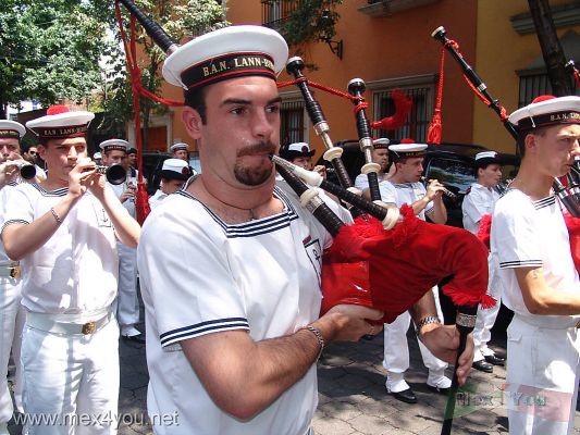 Lann-BihouÃ© en MÃ©xico / Lann -BihouÃ© in Mexico (03-09)
Este grupo integrado por 30 mÃºsicos ataviados con su traje de marino despertaban la admiraciÃ³n de la gente a su paso con su estupenda mÃºsica y ritmo.

This group integrated by 30 musicians dressed with their suit of sailor woke up the admiration with their  wonderful music and rhtyhm  of the Coyoacan people.
Keywords: Lann BihouÃ© bagad coyoacÃ¡n coyoacan gaitas francia france pipe bands bagpipe