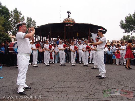 Lann-BihouÃ© en MÃ©xico / Lann -BihouÃ© in Mexico (06-09)
La gente de CoyoacÃ¡n pudo disfrutar de la mÃºsica celta de BretaÃ±a.Con instrumentos tales como: sonadores de cornamusas y bombardas dirigidas por un Penn sonador o sonador de cabeza y acompaÃ±ado de percusiones tradicionales como la caja clara y la caja grande; y tambiÃ©n, cada vez con mayor frecuencia, de percusiones provenientes de todas las regiones del mundo.

The people of CoyoacÃ¡n could enjoy music celta of BretaÃ±a. Instruments such as: sonadores of cleats and bombardas directed by a Penn sonador or sonador of head and accompanied by traditional percussions like the clear box and the great box; and also, every time most frequently, of originating percussions of all the regions of the world.
Keywords: Lann BihouÃ© bagad coyoacÃ¡n coyoacan gaitas francia france pipe bands bagpipe