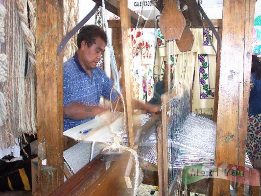 1 - 4
Hoy se llevó a cabo la Muestra Nacional del Textil Mexicano  donde pudimos observar a los artesanos manejar los telares donde fabricaban sus hermosas piezas.

Today was carried out the Mexican Textile Show ,  where we
could observe the craftsmen to handle the looms where they made their 
beautiful pieces.
Keywords: Muestra Nacional del Textil Mexicano Textile Show craftsmen