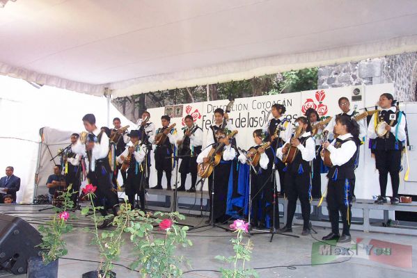 01-03
En la Plaza Hidalgo de Coyoacán se llevó a cabo el Domingo 8 de Mayo el Festival de las Madres. Para comenzar el evento deleitó al público la Estudiantina Real de Contreras. 

In the Hidalgo Square was carried out the Mother's Festival  on May 8th. The ' Estudiantina' Real de Contreras open the event.  
Keywords: Festival del Día de las Madres.