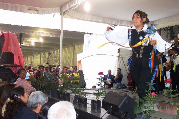 02-03
La estudiantina regaló rosas a las madrecitas asistentes. 

The ' Estudiantina' gave roses like a gift to the mothers in the event. 
Keywords: Festival del Día de las Madres.