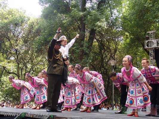 EjÃ©rcito Rojo en Chapultepec / Red Army in Chapultepec 2007 ( 06- 06)
Al final el EjÃ©rcito Rojo fue ovacionado por todos los asistentes al bosque de Chapultepec quienes pideron una interpretaciÃ³n mÃ¡s. Este grandioso show se presentrÃ¡ en el Teatro MetropolitÃ¡n el viernes 29 de junio a las 21 horas. Los boletos se venden en Ticket Master.

In the end the Red Army was  applauded by all the assistants to the  Chapultepec wood  whose ask and more encore.This amazing show will be in the MetropolitÃ¡n Theater Friday June 29th at 21 hours. The tickets are sold in Ticket Master.
Keywords: ejercito rojo red amy rusia russia chapulpetec