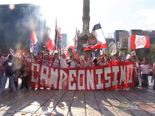 Celebracion en el Angel / Celebration in the Angel 2006 (01-04)
A los mexicanos les encanta el Futbol y la final de campeonato invierno entre el Toluca y Las Chivas no es la excepciÃ³n. 

The Mexicans love the Soccer and  the end of championship winter between the Toluca and the Kids is not the exception.
Keywords: angel celebracion celebration chivas futbol soccer