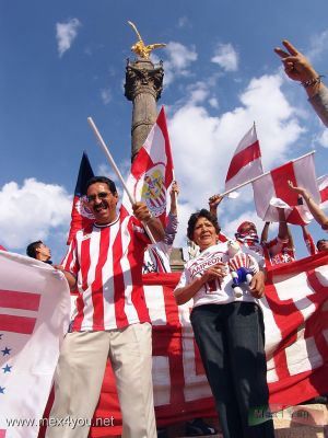 Celebracion en el Angel / Celebration in the Angel 2006 (02-04)
Cuando termino el partido  la gente se reuniÃ³n en el Angel de la Independencia para celebrar.

When the match  finish the people met in the Angel of Independence to celebrated.
Keywords: angel celebracion celebration chivas futbol soccer