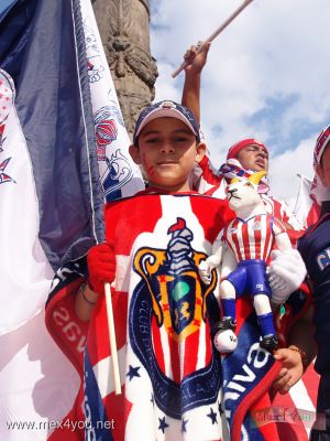 Celebracion en el Angel / Celebration in the Angel 2006 (03-04)
Desde NiÃ±os a Adultos celebraban con banderas, muÃ±ecos, ponchos, etc.

From Children to Adults celebrated with flags, dolls, ponchos, etc.
Keywords: angel celebracion celebration chivas futbol soccer