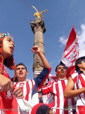 Celebracion en el Angel / Celebration in the Angel 2006 (04-04)
Conforme avanzaba la tarde se reunÃ­a mÃ¡s y mÃ¡s gente y los coches sonaban el claxon.

More and more people met to celebrate  and the cars sounded the horn.
Keywords: angel celebracion celebration chivas futbol soccer