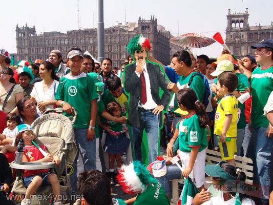 Mexico en el Mundial 2006 /  Mexico in the Soccer Cup 2006 01-17
Desde muy temprano la gente se diÃ³ cita en el ZÃ³calo de la Ciudad de MÃ©xico para ver desde pantallas gigantes el primer partido de la SelecciÃ³n Mexicana contra Iran. 

From very early people appointment in the "ZÃ³calo"  of Mexico City  to see on giant screens the first footall match of the Mexican Selection against Iran. 
Keywords: SelecciÃ³n Mexicana  Futbol Zocalo Mundial Alemania 2006 Mexican Selection Football Zocalo Germany World Cup 2006