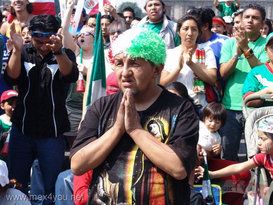 Mexico en el Mundial 2006 /  Mexico in the Soccer Cup 02-17
Los asistentes ponÃ­an toda su fÃ© en el partido de MÃ©xico.

The assistants put all their faith in the match  Mexico. 
Keywords: SelecciÃ³n Mexicana  Futbol Zocalo Mundial Alemania 2006 Mexican Selection Football Zocalo Germany World Cup 2006