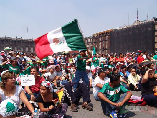 Mexico en el Mundial 2006 /  Mexico in the Soccer Cup 03-17
Se podÃ­a sentir la alegrÃ­a de la gente, pero tambiÃ©n la tensiÃ³n en el ambiente. 

The joy of people could be felt, but also the tension in the atmosphere. 
Keywords: SelecciÃ³n Mexicana  Futbol Zocalo Mundial Alemania 2006 Mexican Selection Football Zocalo Germany World Cup 2006