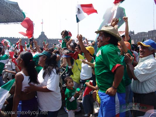 Mexico en el Mundial 2006 /  Mexico in the Soccer Cup 04-17
Se pudo escuchar el grito de la gente al primer Gol de la SelecciÃ³n Mexicana por parte de "Omar BrÃ¡vo" a los 27 minutos del primer tiempo.

The shout of people could be listened at the first Goal of the Mexican Selection by "Omar BrÃ¡vo" at 27 minutes of the first half time.
Keywords: SelecciÃ³n Mexicana  Futbol Zocalo Mundial Alemania 2006 Mexican Selection Football Zocalo Germany World Cup 2006