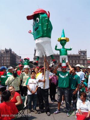 Mexico en el Mundial 2006 /  Mexico in the Soccer Cup 06-17
Durante el medio tiempo la gente demostraba su aficiÃ³n 

During the half time people demonstrated her liking 
Keywords: SelecciÃ³n Mexicana  Futbol Zocalo Mundial Alemania 2006 Mexican Selection Football Zocalo Germany World Cup 2006
