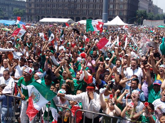 Mexico en el Mundial 2006 /  Mexico in the Soccer Cup 07-17
A los 35 minutos del segundo tiempo llegÃ³ el segundo gol por parte de "Omar BrÃ¡vo" y la gente celebraba con locura

At the 35 minutes of second time arrived the second goal by Omar BrÃ¡vo and people shouted with madness. 
Keywords: SelecciÃ³n Mexicana  Futbol Zocalo Mundial Alemania 2006 Mexican Selection Football Zocalo Germany World Cup 2006