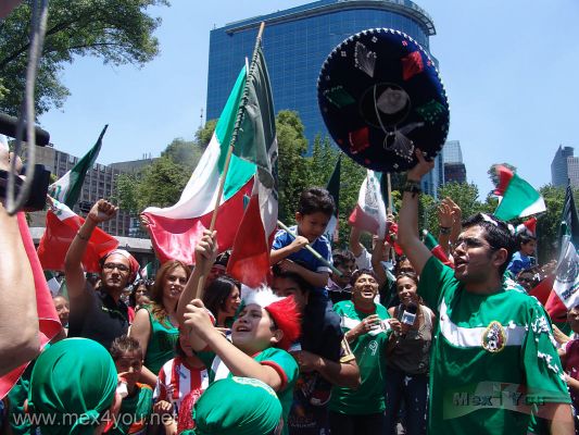 Mexico en el Mundial 2006 /  Mexico in the Soccer Cup 10-17
A pesar de estar en restauraciÃ³n la gente se diÃ³ cita en el Angel de la Independencia para celebrar la victoria con gritos, canciones y mucha espuma.

In spite of being in restoration people appointment in the Angel of Independence to celebrate the victory with shouts, songs and a lot of foam. 
Keywords: SelecciÃ³n Mexicana  Futbol  Mundial Alemania 2006 Mexican Selection Football  Germany World Cup 2006  Angel Independencia Independence