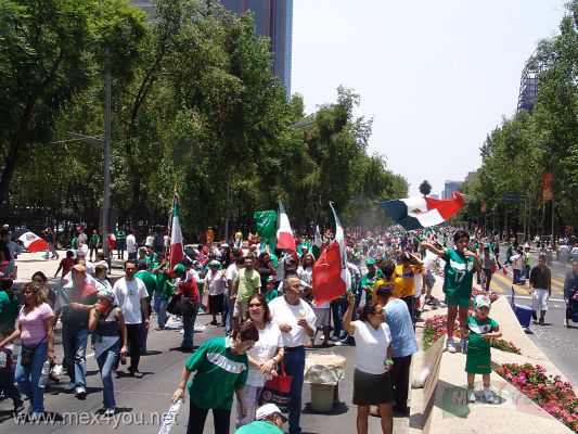 Mexico en el Mundial 2006 /  Mexico in the Soccer Cup 11-17
DespuÃ©s del partido la gente llegaba al Angel cubriendo el Paseo de la Reforma. 

After the match  people arrived at the Angel covering the Paseo de la Reforma avenue. 
Keywords: SelecciÃ³n Mexicana  Futbol Zocalo Mundial Alemania 2006 Mexican Selection Football Germany World Cup 2006  Angel Independencia Independence