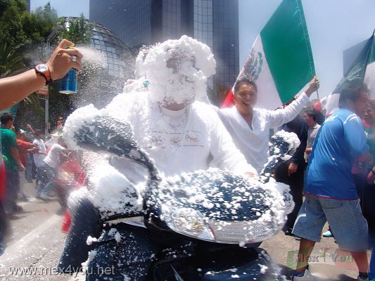 Mexico en el Mundial 2006 /  Mexico in the Soccer Cup 12-17
Los autos y motociclistas que pasaban por ahÃ­ eran cubiertos de espuma. Los conductores lo tomaron con alegrÃ­a y resignaciÃ³n.

The cars and motorcyclists who happened that way were covered with foam. The conductors took with joy and resignation. 
Keywords: SelecciÃ³n Mexicana  Futbol  Mundial Alemania 2006 Mexican Selection Football  Germany World Cup 2006  Angel Independencia Independence espuma foam