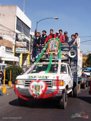 Dia de la Virgen de Guadalupe / Guadalupe Virgen Day (01-10) 2006
EL 12 de Diciembre como todos los aÃ±os la BasÃ­lica de Guadalupe se llena de peregrinos de todos los estados de la RepÃºblica que asisten a pie o en transportes adornados.

December 12th like every year the Guadalupe Basilica  fill of pilgrimages of all the states of the Republic that attend on foot or in decorated transports.
Keywords: Virgen Guadalupe basilica 12 diciembre december 12th