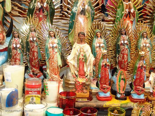 Dia de la Virgen de Guadalupe / Guadalupe Virgen Day (10-10) 2006
A lo largo de la avenida Tepeyac pudimos observar imÃ¡genes dedicadas a la Virgen de Guadalupe y a Juan Diego.

Throughout the Tepeyac avenue we could observe images dedicated to the Virgin of Guadalupe and Juan Diego.
Keywords: Virgen Guadalupe basilica 12 diciembre december 12th