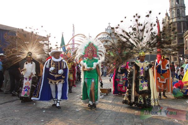 Día de la Virgen de Guadalupe/Guadalupe Virgin Day [2]-8
No podían faltar los grupos de danzantes prehispánicos con sus trajes y  sus instrumentos tradicionales que llenaban el aire con el ritmo de sus tambores y cascabeles. 

In this celebration always are present the prehispanic groups with their customs and traditional instruments, which fill the air with the rhythm of the drums and jingles.  
Keywords: Día de la Virgen de Guadalupe