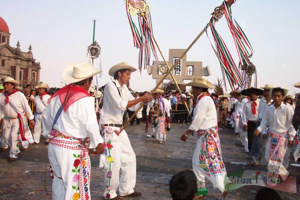 Día de la Virgen de Guadalupe/Guadalupe Virgin Day [3]-8
Este grupo venía del estado de Toluca con su danza tradicional de los "Zagarrios"

This group came from the Toluca state with the traditional dance the "Zagarrios" 
Keywords: Día de la Virgen de Guadalupe