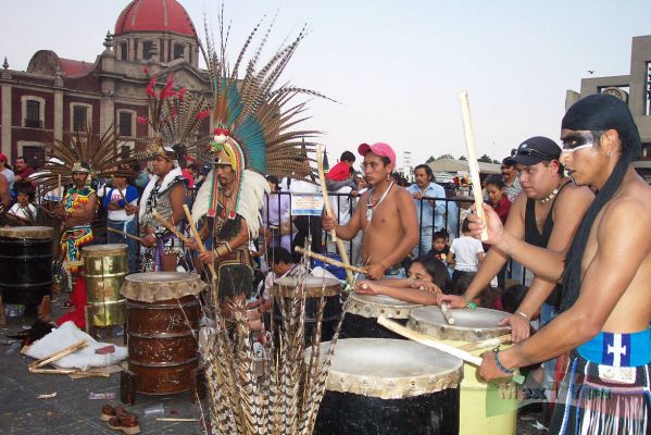 Día de la Virgen de Guadalupe/Guadalupe Virgin Day [4]-8
Aunque hay grupos que interpretan con  instrumentos tradicionales, algunos de ellos los fabrican con los más variados materiales , los cuales dan sonidos interesantes. 

Although there are groups which perform the music with traditional instruments, some of them are made with unusual materials, which give interesting sounds. 
Keywords: Día de la Virgen de Guadalupe