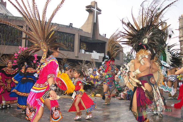 DÃ­a de la Virgen de Guadalupe/Guadalupe Virgin Day [5]- 8
En estos grupos de danzantes no dejan morir la tradiciÃ³n de nuestros antepasados y ademÃ¡s muestran al mundo la fusiÃ³n de las dos culturas que forjaron el MÃ©xico actual. 

These groups with their dances preserve our traditions and show the fusion of the two cultures,  which  was cradle of our actual country.  
Keywords: dia virgen guadalupe virgin basilica guadalupana day