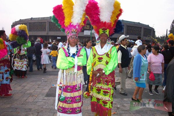 DÃ¬a de la Virgen de Guadalupe/Guadalupe Virgin Day [8]-8
Estos danzantes nos dijeron que lo que recolectaran por sus danzas  lo darÃ­an para un Asilo de Ancianos en su estado y ademÃ s posaron para Mex4you 

These dancers told us that the money gathered for the dances was destined for an old folks' home in Aguascalientes. They  pose for Mex4you
Keywords: dia virgen guadalupe virgin basilica guadalupana day