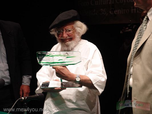 Semana Cultural / Cultural Week CoyoacÃ¡n 2007 (04-10)
Al terminar el evento el Poeta recibiÃ³ un vitral como recuerdo de MÃ©xico.

When finishing the event the Poet received a vitral like memory of Mexico.
Keywords: foro cultural coyoacan lima zeron Ernesto cardenal