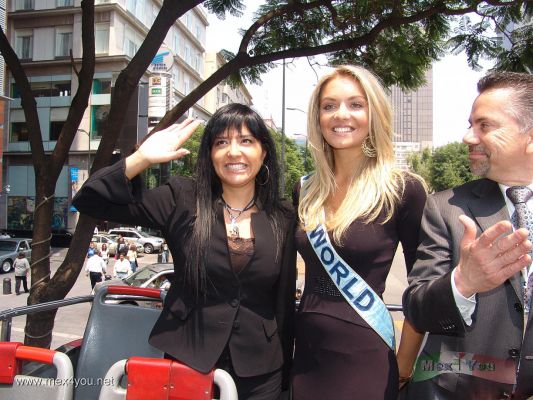 Miss Mundo visita MÃ©xico / Miss World visits Mexico 2007 (06- 09 )
La Foto del Recuerdo de la Lic. Alejandra Barrales y Miss Mundo Tatiana Kucharova.

The memorie photo with Lawer Alejandra Barrales and Miss World Tatiana Kucharova.
Keywords: miss mundo miss world tatiana Kucharova checoslovaquia  alejandra barrales