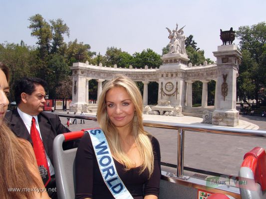 Miss Mundo visita MÃ©xico / Miss World visits Mexico 2007 (07- 09 )
El recorrido siguÃ­o hacia el ZÃ³calo de la Ciudad de MÃ©xico.

The route follows towards the ZÃ³calo  of the Mexico City.
Keywords: miss mundo miss world tatiana Kucharova checoslovaquia  monumento a juarez monument