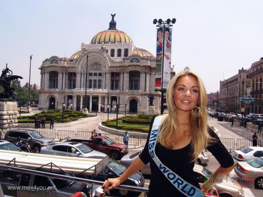 Miss Mundo visita MÃ©xico / Miss World visits Mexico 2007 (08- 09 )
Una postal de Miss Mundo 2006 , Tatiana Kucharova, frente al Palacio de Bellas Artes.

A postcard of Miss World 2006, Tatiana Kucharova, in front of the Palace of Fine Arts.
Keywords: miss mundo miss world tatiana Kucharova checoslovaquia  Palacio  Bellas Artes Fine Arts Palace
