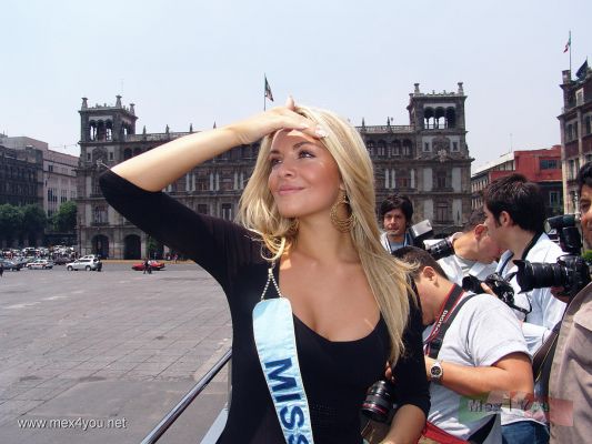Miss Mundo visita MÃ©xico / Miss World visits Mexico 2007 (09- 09 )
Miss Mundo 2006, Tatiana Kucharova, admirando la Catedral Metropolitana.

Miss World 2006, Tatiana Kucharova, admiring the Metropolitan Cathedral. 
Keywords: miss mundo miss world tatiana Kucharova checoslovaquia