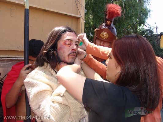 Viernes Santo / Holy Friday : Pueblo de la Candelaria  2006 02-12
AquÃ­ podemos ver detras de bambalinas el gran apoyo de maquillistas,apuntadores, etc que hicieron posible este evento.

Behind scene we could see the great support of makers up, pointers, etc who made possible this  event. 
Keywords: Viernes Santo Holy Friday  2006 Easter Semana Santa Crucifixion Jesus