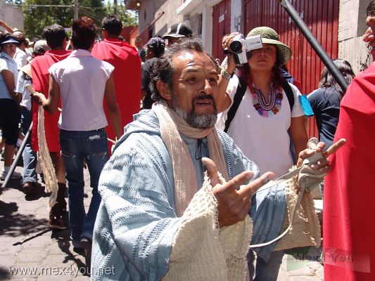 Viernes Santo / Holy Friday : Pueblo de la Candelaria  2006 06-12
Judas clama que liberen a JesÃºs y pide perdÃ³n por su acciÃ³n. Judas fuÃ© representado por Javier Perez Luna.

Judas cries out that they release to Jesus and requests pardon by his action.  Judas was acted by Javier Perez Luna. 
Keywords: Viernes Santo Holy Friday  2006 Easter Semana Santa Crucifixion  Jesus