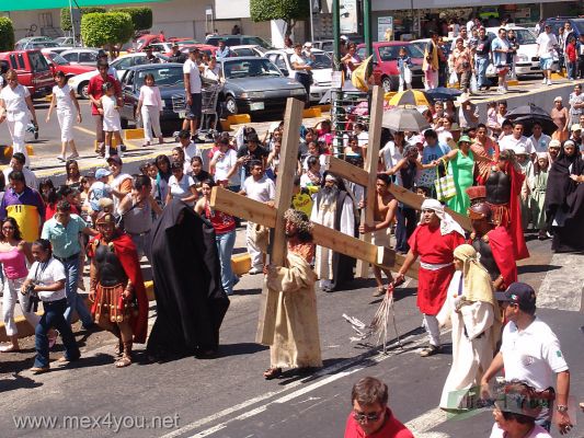 Viernes Santo / Holy Friday : Pueblo de la Candelaria  2006 07-12
El viacrucis sale de la Parroquia de la Candelaria, recorre callejones del Pueblo despuÃ©s la avenidas Aztecas, Rey Moctezuma hacia el Parque EcolÃ³gico Huayamilpas, en total 4 kilÃ³metros de caminos muy accidentados. 

Viacrucis leaves the Parish of the Candlemas, later crosses alleys of the Town the Aztec avenues, King Moctezuma towards the Ecological Park Huayamilpas. 4 kilometers of very difficult way. 
Keywords: Viernes Santo Holy Friday  2006 Easter Semana Santa Crucifixion  Jesus