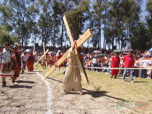 Viernes Santo / Holy Friday : Pueblo de la Candelaria  2006 08-12
Con la cruz de 100 kilos JesÃºs y los demÃ¡s actores entran al Parque EcolÃ³gico ante mas de 15,000 asistentes.

With the cross overweight 100 kilograms Jesus and all the actors enter the Ecological Park with more than 15,000 assistants 

Keywords: Viernes Santo Holy Friday  2006 Easter Semana Santa Crucifixion  Jesus