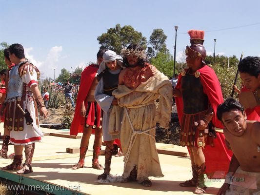 Viernes Santo / Holy Friday : Pueblo de la Candelaria  2006 09-12
En el centro del Lago los actores preparan el momento culminante de la crucifixiÃ³n.

In the center of the Lake the actors prepare the culminating moment of the crucifixion. 
Keywords: Viernes Santo Holy Friday  2006 Easter Semana Santa Crucifixion  Jesus