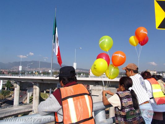 Apertura Segundo Piso PerifÃ©rico 2006 / Periferico Second Floor Opening 2006  (02- 10 )
La gente se reunÃ­a en los barandales para observar el paisaje urbano antes de la inauguraciÃ³n de este nuevo tramo.

People wait and observe the urban landscape before the inauguration of this new section. 
Keywords: periferico segundo piso inauguracion 2nd level opening inauguration D.F DF