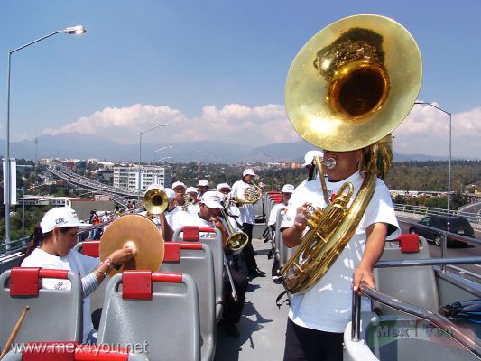 Apertura Segundo Piso PerifÃ©rico 2006 / Periferico Second Floor Opening 2006  (09- 10 )
...AsÃ­ como la Banda " Frente Unido Seis Hojas de Oaxaca " la cual interpretÃ³ mÃºsica de este bello estado desde el segundo piso de un Turibus.   

... â€¦ As well as the Band â€œ Frente Unido Seis Hojas de Oaxaca â€ which interpreted music of this beautiful state from the second floor of a Turibus. 
Keywords: periferico segundo piso inauguracion 2nd level opening inauguration D.F DF