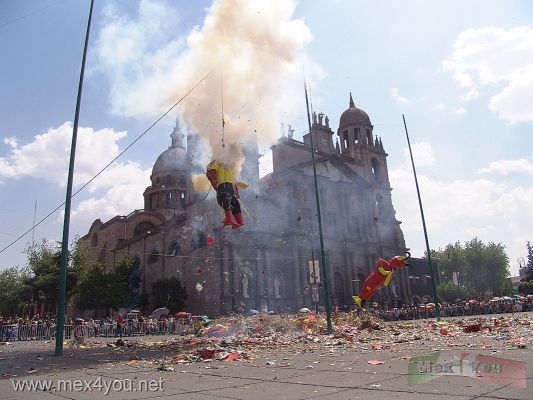 Quema de Judas en Toluca 2006 / Burn the Judas Toluca 2006    05-10
Teniendo como marco la Catedral de Toluca los Judas " expiaban " sus pecados ante la vista de chicos y grandes.

With the Toluca Cathedral like a background, the Judas " expiate" their sins before in front the audience. 
Keywords: Semana Santa Quema Judas Burn Easter  Toluca
