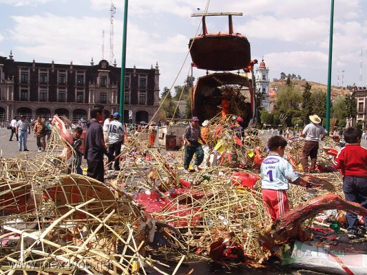 Quema de Judas en Toluca 2006 / Burn the Judas Toluca 2006    09-10
Aunque estos tenÃ­an otro final menos poÃ©tico.

Although these pieces had another end less poetic.  
Keywords: Semana Santa Quema Judas Burn Easter  Toluca