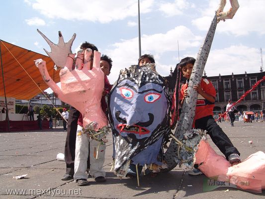 Quema de Judas en Toluca 2006 / Burn the Judas Toluca 2006    10-10
Este gran evento dejÃ³ un gran sabor de boca en todos los asistentes. Mex4you quiere agradecer a la Directora del Museo Nishizawa: Margarita GarcÃ­a Luna, al Maestro Nishizawa y de las autoridades de Toluca por las facilidades otorgadas.

This great event left a great flavor of mouth in all the assistants. Mex4you wish to acknowledgments to the Director of the Nishizawa Museum: Margarita GarcÃ­a Luna, The Teacher Nishizawa  and the authorities of Toluca by the granted facilities. 
Keywords: Semana Santa Quema Judas Burn Easter  Toluca
